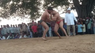 अदलहाट के कोलना ग्राम में कुश्ती दंगल में में दांव पेंच लगाते पहलवान