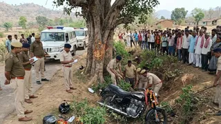 पेड़ से टकराने के बाद गड्ढे में गिरी बाइक (एआई जेनरेटेड तस्वीर)