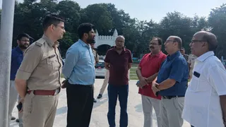 रावण दहन की तैयारियों की जायजा लेते अधिकारी। फोटो जागरण
