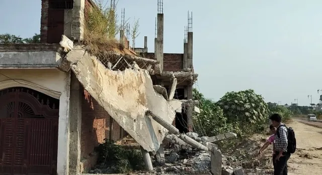 गोरखपुर में रिंग रोड की जद में आ रहे मकान का आधा हिस्सा गिराया, विवाद गहराया
