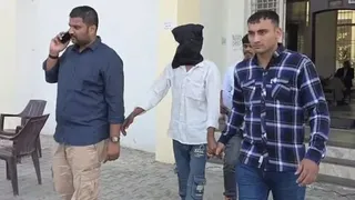 कोर्ट में पेश करने के बाद अंकित को मुंबई के लिए लेकर निकलते मुंबई पुलिस के अधिकारी। जागरण