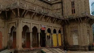 मीरजापुर : वाराणसी खंड स्नातक व शिक्षक के चुनाव के लिए नगर पालिका परिषद घंटाघर कक्ष एक व दो में बना मतदान केंद्र।