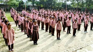 कंपोजिट विद्यालय घाटमपुर में प्रार्थना सभा में खड़े बच्चे। सौ. इंटरनेट मीडिया