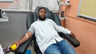 फादर बेनेदिक बारला की हालत में सुधार, विधायक सुदीप गुड़िया ने किया रक्तदान।