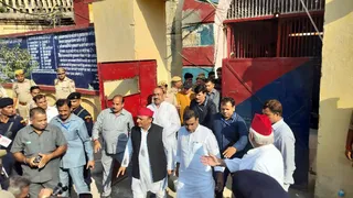 आजम खान से मिलकर रामपुर जेल से निकलते पूर्व मुख्यमंत्री अखिलेश यादव। जागरण