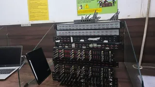 आवास विकास कॉलोनी के सत्यम प्लाजा में पकड़ा गया अवैध टेलीकॉम एक्सचेंज।
