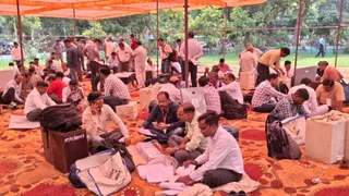 नौरंगीलाल इंटर कालेज से एम एलसी चुनाव के लिए सामान चेक करतीं पोलिंग पार्टी। जागरण