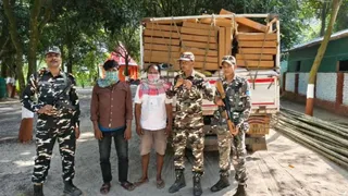 अररिया के फुलकाहा सीमा क्षेत्र में जब्त सामान और ट्रक के साथ एसएसबी के जवान