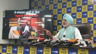 मीडिया से बातचीत करते हुए आम आदमी पार्टी के वक्ता बलतेज पन्नू।