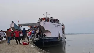 Bhagalpur Ship Service Passenger Trend: भागलपुर के बियाडा गंगा घाट पर जलयान से उतरते लोग।