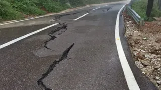 भारतमाला हाईवे पर पड़ी दरारें (प्रतीकात्मक फोटो)