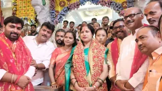 खगड़िया के दुर्गा मंदिरों में पूजा-अर्चना करतीं ममता कुमारी और मौजूद एनडीए कार्यकर्ता।