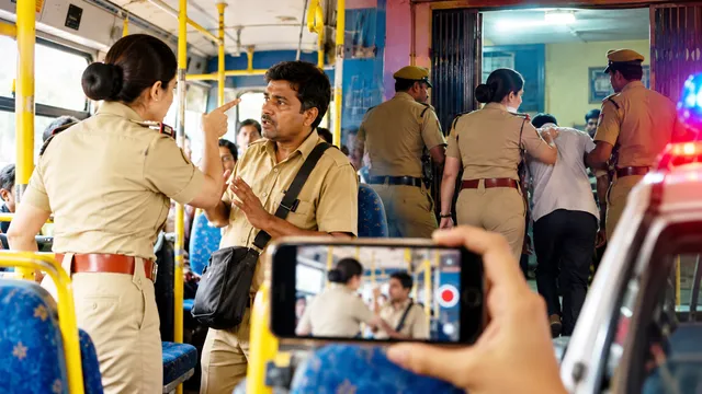 वर्दी का रौब! बस में चढ़ते ही परिचालक पर भड़कीं महिला SI, नवाबगंज चौकी में ले जाकर पीटने का आरोप; वीडियो वायरल
