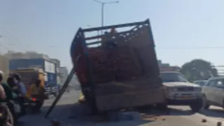हरिद्वार बाईपास पर ईंटों से भरा ट्रक डिवाइडर पर चढ़ा।