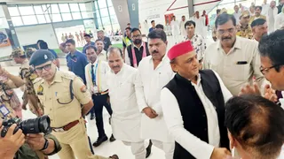 एयरपोर्ट पर सपा नेताओं से मिलते राष्ट्रीय अध्यक्ष अखिलेश यादव। सौ. सपा