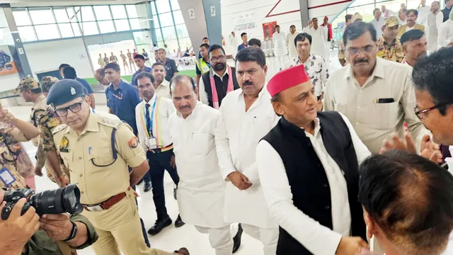 'विधानसभा जिताओ, 27 को लखनऊ आओ': बरेली एयरपोर्ट पर अखिलेश यादव ने दिए 2027 के गुरुमंत्र