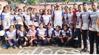 रूपौली के टीकापट्टी में कमांडो फिजिकल एकेडमी का उद्घाटन करते अतिथि और मौजूद युवक-युवतियां