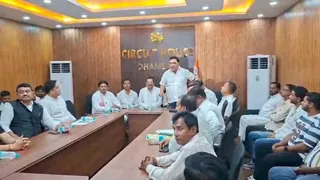 कांग्रेस की बैठक को संबोधित करते मनोज सिंह। (फाइल फोटो)