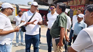 धनबाद स्टेशन पर यात्रियों से बात करते डीआरएम अखिलेश मिश्र।(फोटो जागरण)