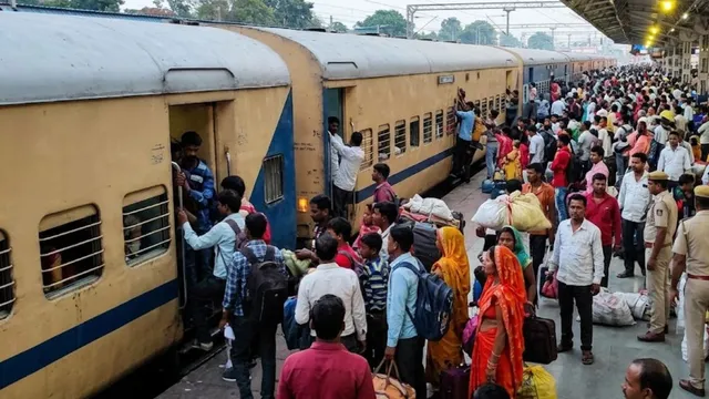 छठ-दीवाली पर रक्सौल लौटना हुआ मुश्किल, ट्रेनों में 'नो-रूम', कन्फर्म टिकट के लिए मारामारी
