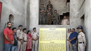 नूरपुर पुलिस छन्नी गांव में नशा तस्कर की संपत्ति जब्त करती हुई।