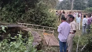 पोड़ैयाहाट में कुएं से दो बच्चों के शव मिलने की सूचना के बाद मौके पर पहुंची पुलिस, घटनास्थल पर जुटे स्थानीय लोग। (फोटो जागरण)