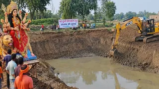 गोड्डा के कालीपीठ में प्रतिमा विसर्जन के लिए खोदा जा रहा तालाब। (एआइ फोटो)