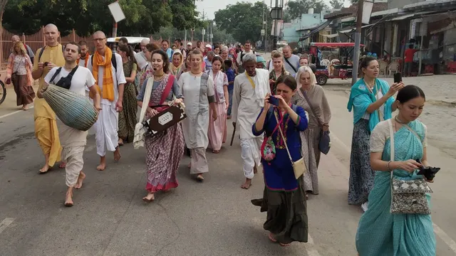 गोवर्धन में कार्तिक मास की आहट, श्रद्धालुओं से फुल हुए गेस्ट हाउस और धर्मशालाएं
