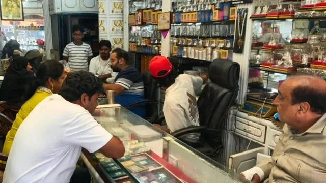 त्योहारी सीजन में सराफा बाजार में रौनक, हल्के आभूषणों की बढ़ी मांग; कारोबारी मंगवा रहे नए-नए डिजाइन