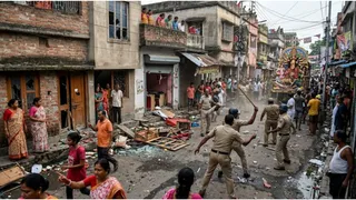 बंगाल में मूर्ति विसर्जन को लेकर दो गुटों में झड़प। (एआई द्वारा निर्मित फोटो।)