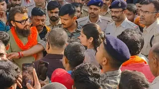 मौके पर लगी भीड़। (जागरण)