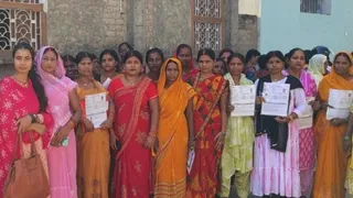 महिलाओं ने पास की परीक्षा। (जागरण)