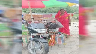 किशनगंज के पोठिया में अपनी चलंत गोल-गप्पा सह चाट दुकान पर काम करतीं जीविका दीदी प्रतिमा देवी।