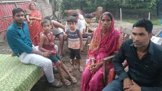 कटिहार के मनिहारी में 31 साल बाद बिछड़े परिवार के मिलन के बाद खुशी साझा करते लोग