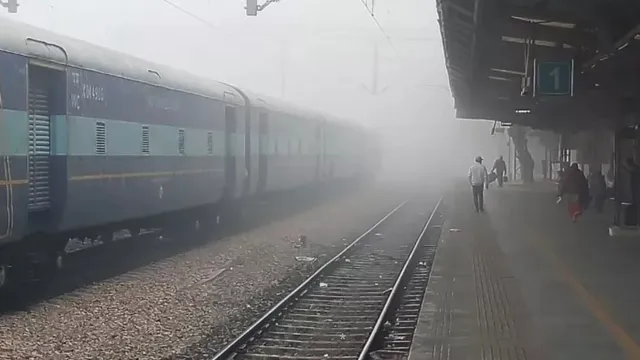 कोहरे के कारण महानंदा, अवध असम समेत कई ट्रेनों पर ब्रेक; 1 दिसंबर से 28 फरवरी तक कई ट्रेनों का शेड्यूल बदला
