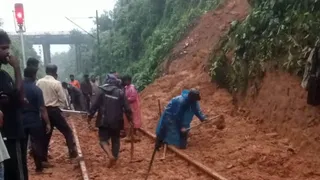 ट्रेन सेवा को बहाल करने में जुटे कर्मचारी। (फाइल)