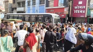 Lakhisarai Crime News: महिला से मारपीट व छेड़खानी के विरोध में पचना रोड के पास मुख्य सड़क जाम कर प्रदर्शन करते आक्रोशित ग्रामीण