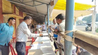 गुरुवार सुबह मंडी समिति परिसर से मतदान सामग्री लेते पोलिंग एजेंट।