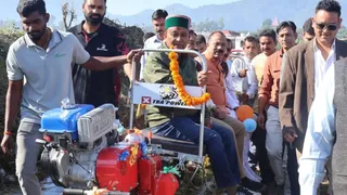 मंडी के पलोहटा में मोनोरेल पर सवार बागवानी मंत्री जगत सिंह नेगी।