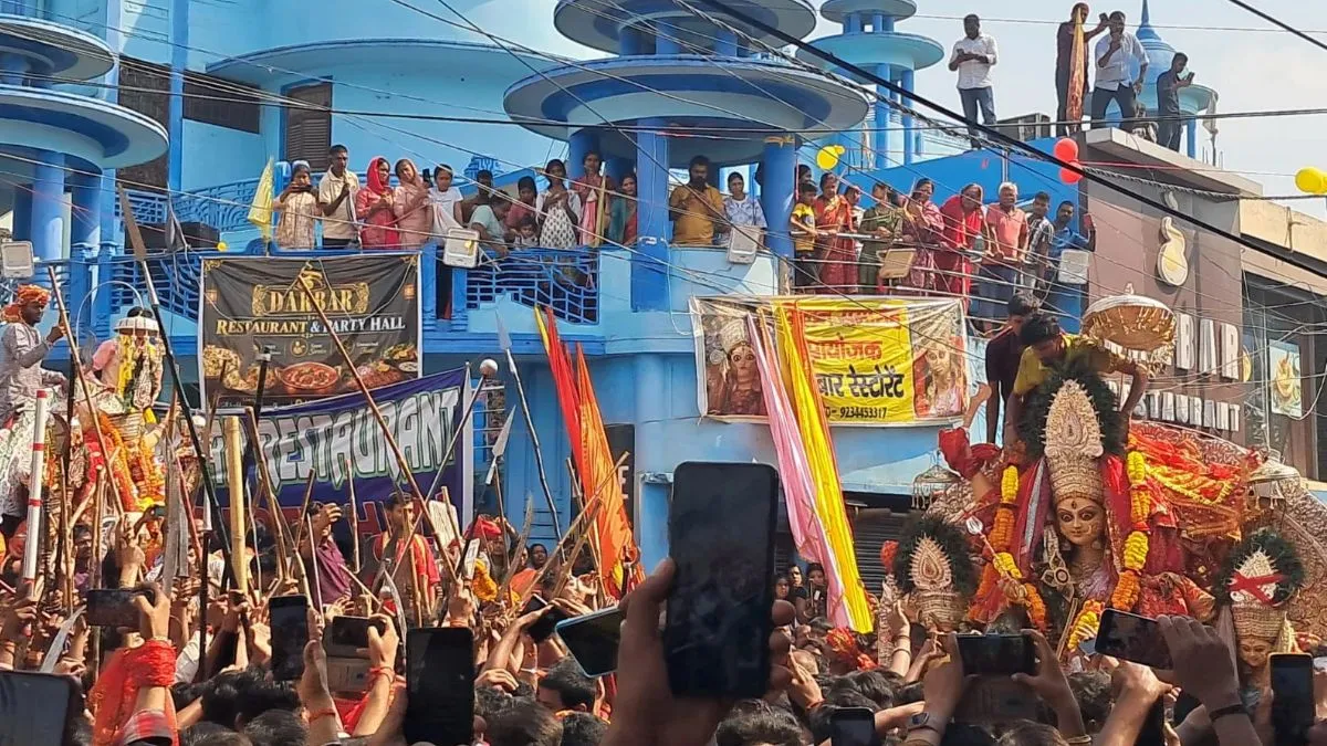 Munger Badi Durga Visarjan Devotion Amidst Immersion Delay (1)