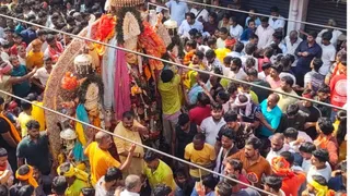 Munger Badi Durga Visarjan: मुंगेर में मां बड़ी दुर्गा महारानी की विसर्जन शोभायात्रा की रफ्तार थमी