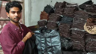 सुपर सोफ्टी वैराइटी की जैकेट को दिखाता कारोबारी किनान। जागरण