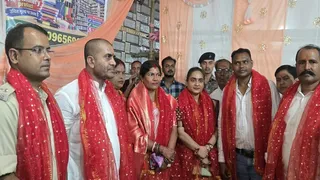 भौंरा गौरखूंटी दुर्गा मंदिर प्रांगण में झरिया की पूर्व विधायक पूर्णिमा नीरज सिंह और अन्य। (फोटो जागरण)