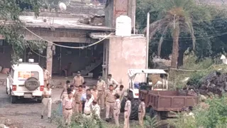 जांच के लिए गई पुलिस टीम पर हमला।