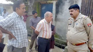 सलीम के घर के बाहर तैनात पुलिस और मिलने के लिए पहुंचे लोग