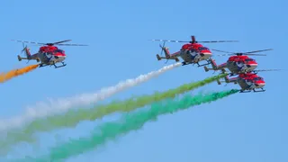 वाराणसी एयर शो: गंगा के ऊपर भारतीय वायु सेना का पौराणिक थीम पर अद्भुत प्रदर्शन।