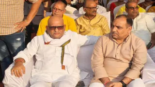 अजय राय ने नाटी इमली भरत मिलाप के दौरान एयर शो की तिथि पर उठाए सवाल।