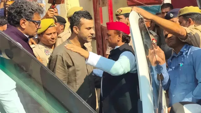'आखिर याद आ ही गई...' अखिलेश रामपुर जेल पहुंचे तो भड़क गए आजम खान, अदीब के कंधे पर हाथ रखकर SP चीफ ने दिया ये संदेश