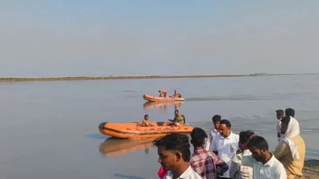 पश्चिमी चंपारण में गंडक नदी में पैर फिसलने से चार वर्षीय बच्चा डूबा, तलाशने में जुटी एसडीआरएफ