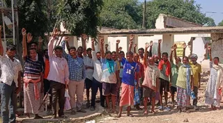 प्राथमिक विद्यालय पुतकरसाई का जर्जर भवन तोड़े जाने के बाद बच्चों के बैठने और पठन-पाठन की कोई वैकल्पिक व्यवस्था नहीं किए जाने से ग्रामीणों में भारी रोष है।